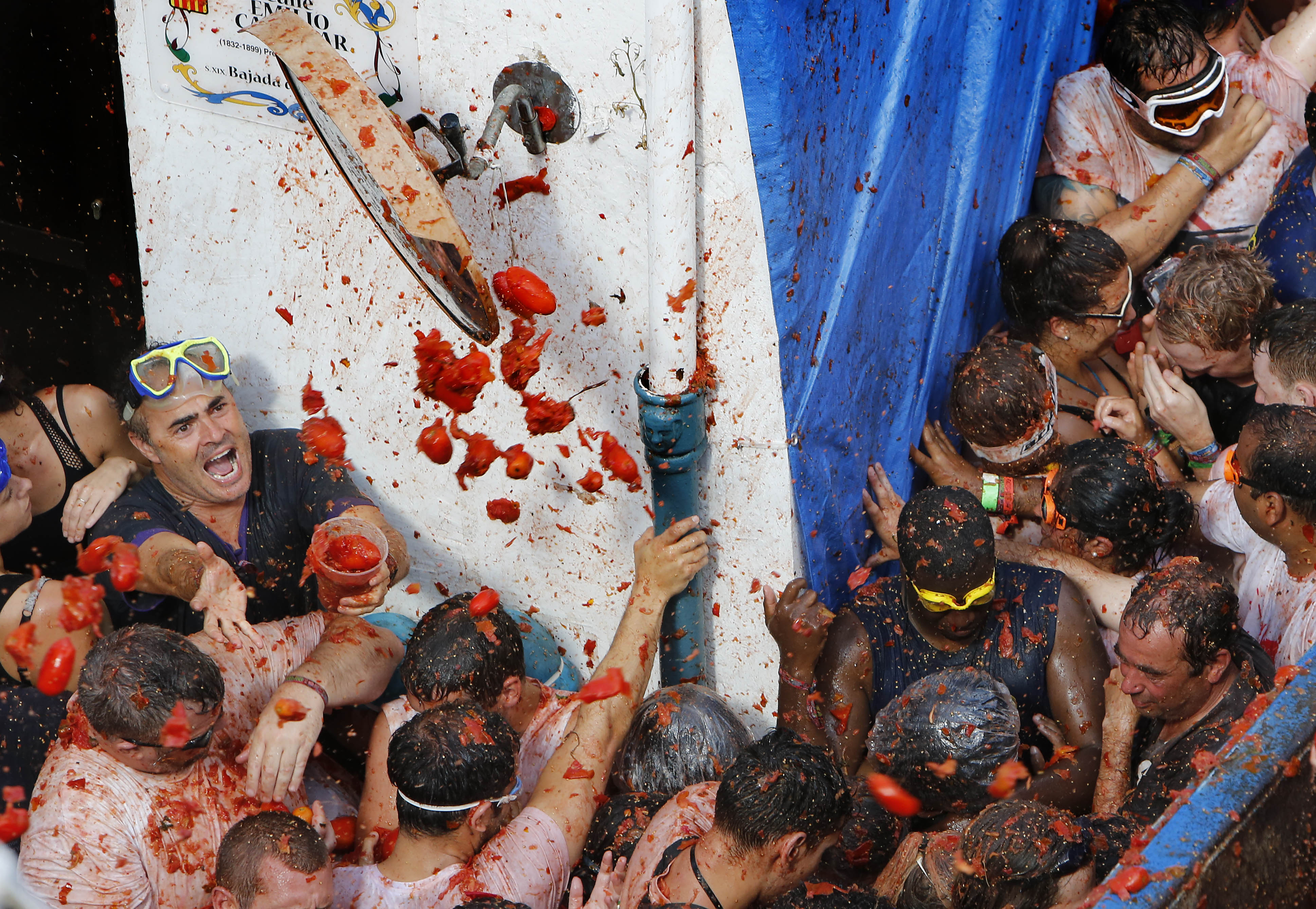 70th annual tomato battle leaves Spanish town red