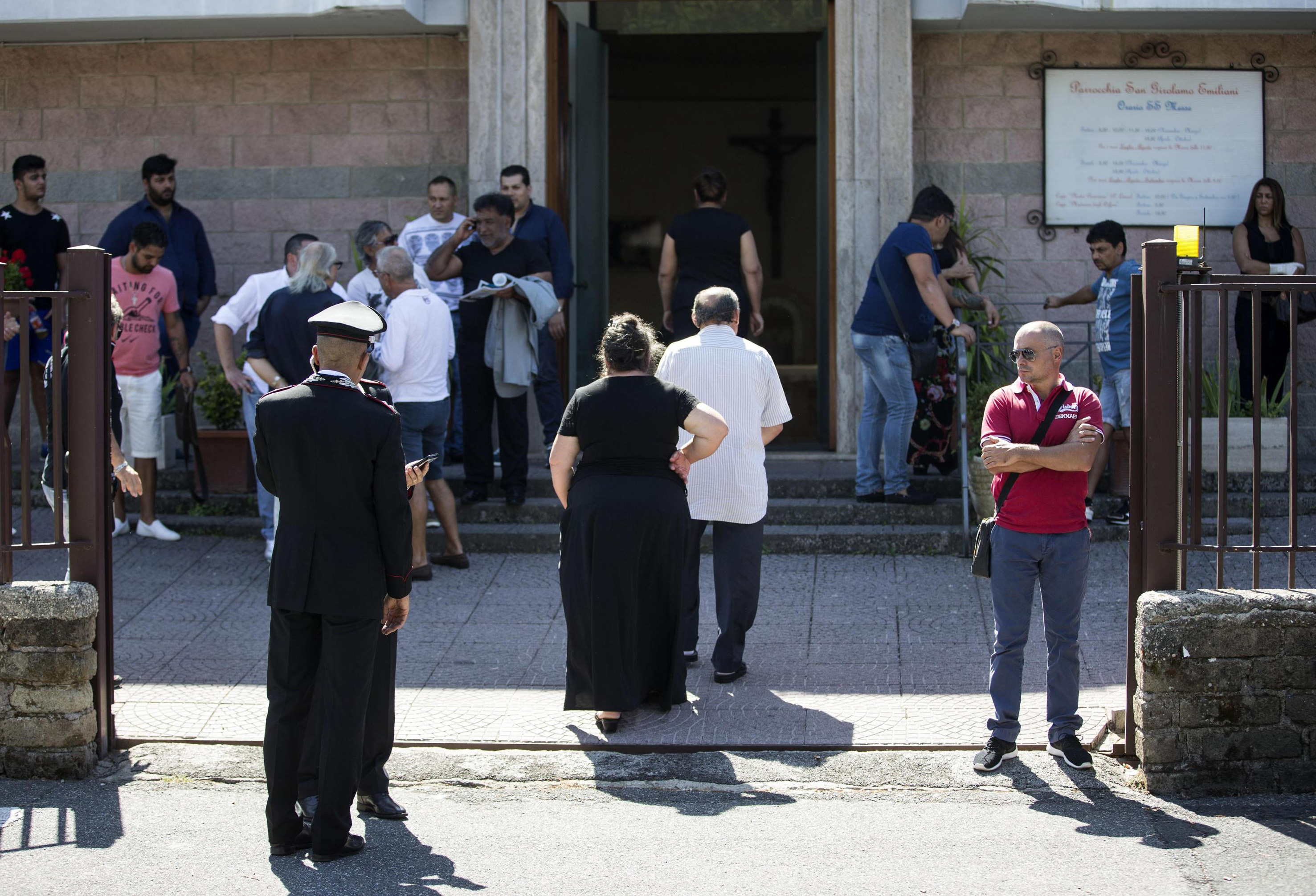 Italy police keep peace at memorial for gangster clan head