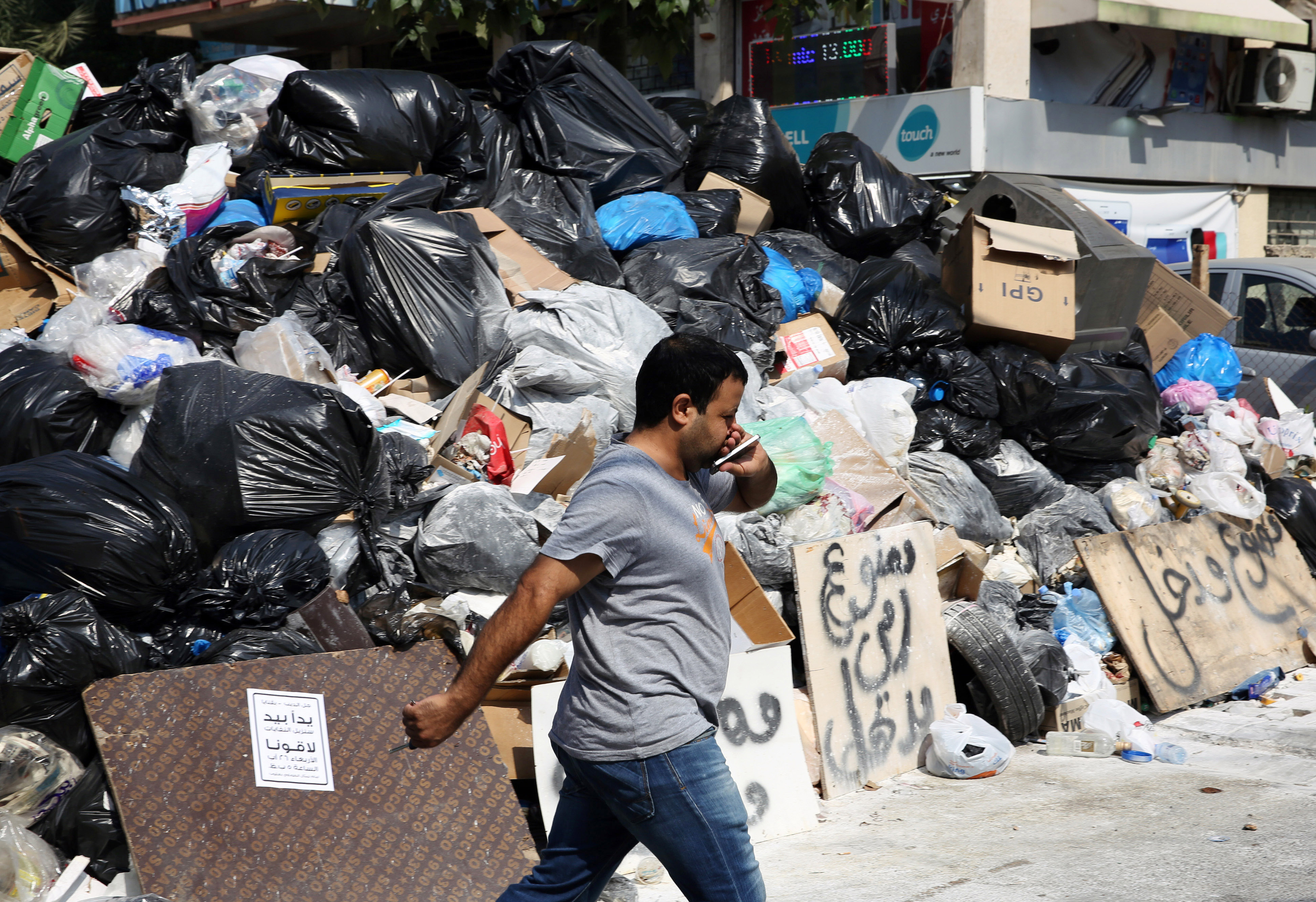 Hundreds protest in Lebanon as garbage crisis worsens