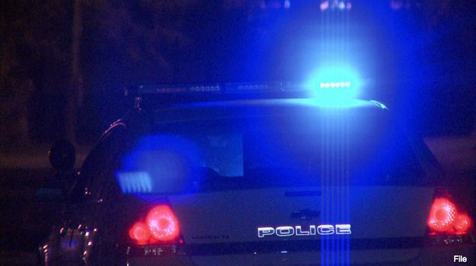 Mujer de UT choca con poste de luz, arboles y luego huye a pie 