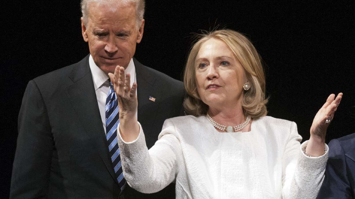 Before nation's top Democrats, Clinton sends Biden a message