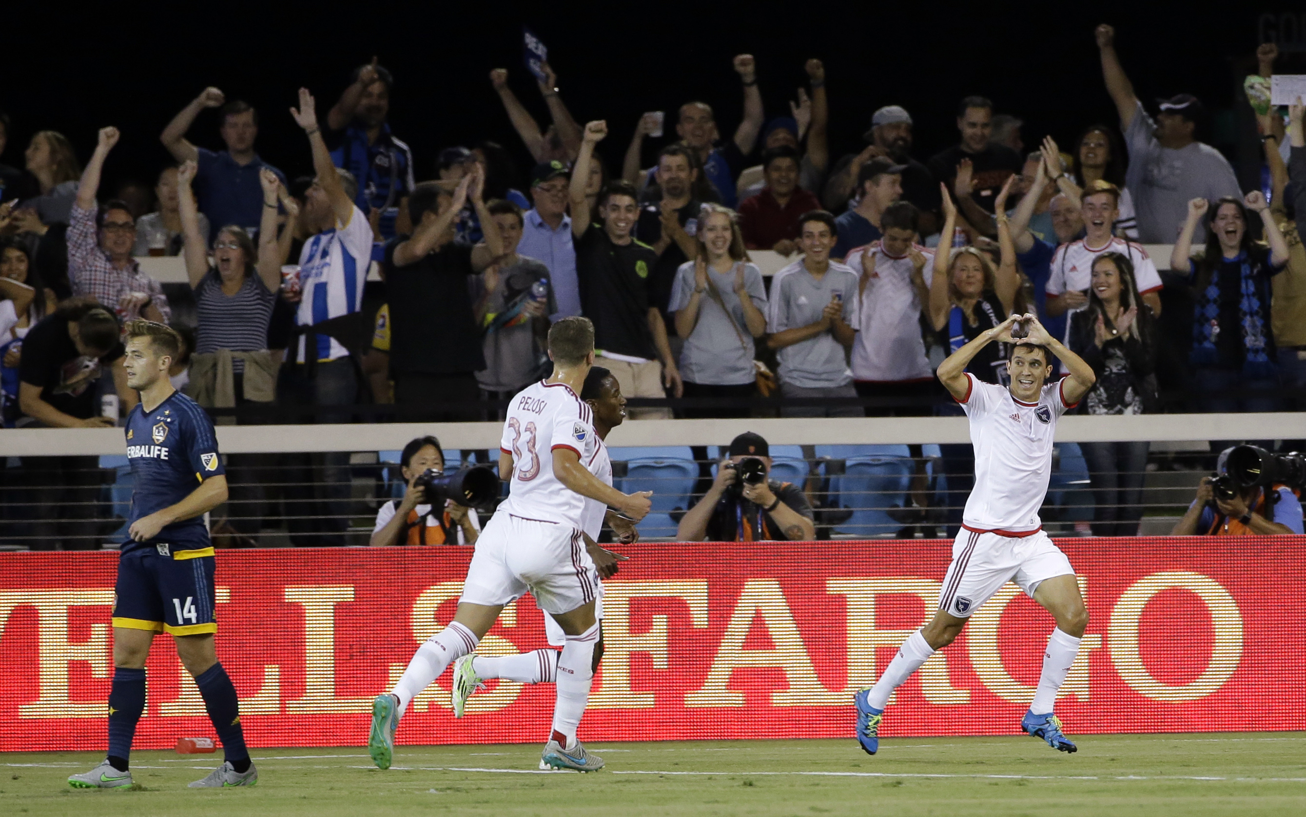 Salinas, Earthquakes beat 10-man Galaxy for 4th straight win