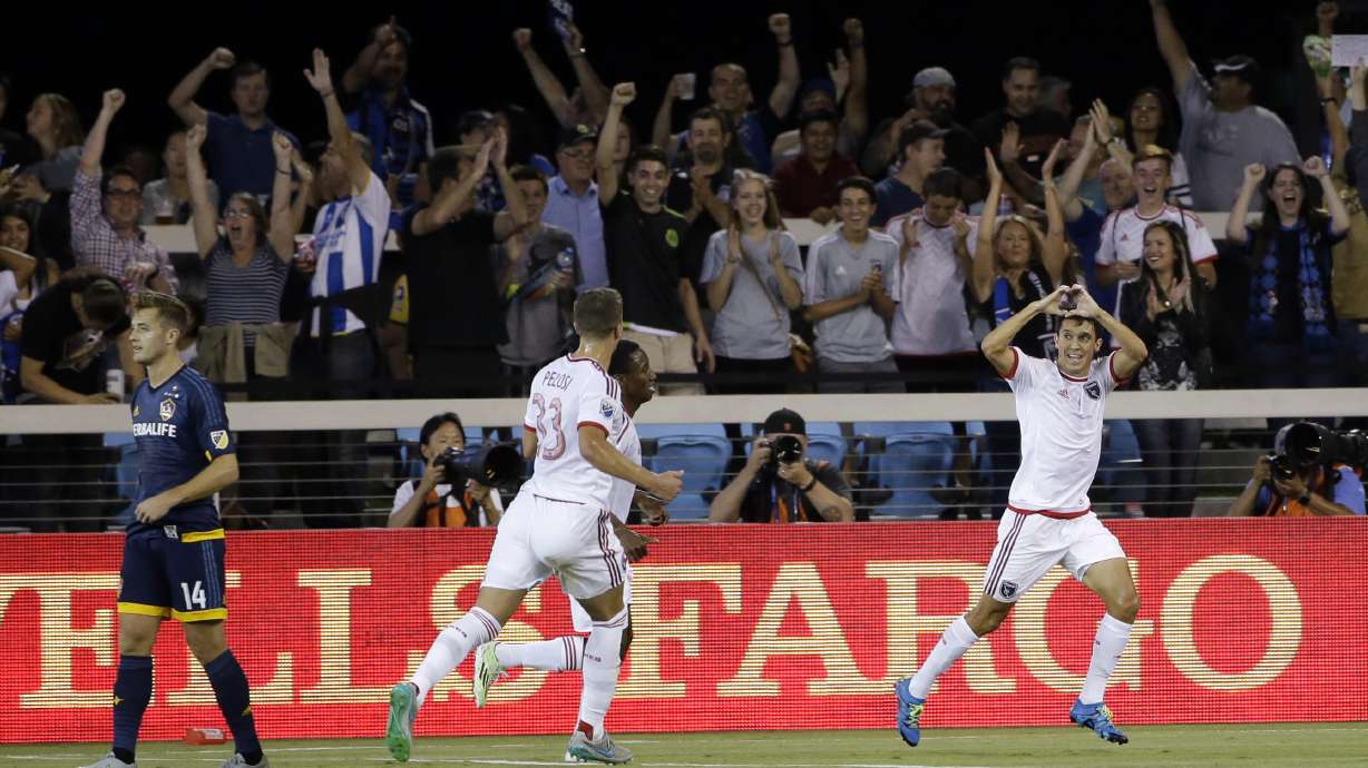 Salinas, Earthquakes beat 10-man Galaxy for 4th straight win