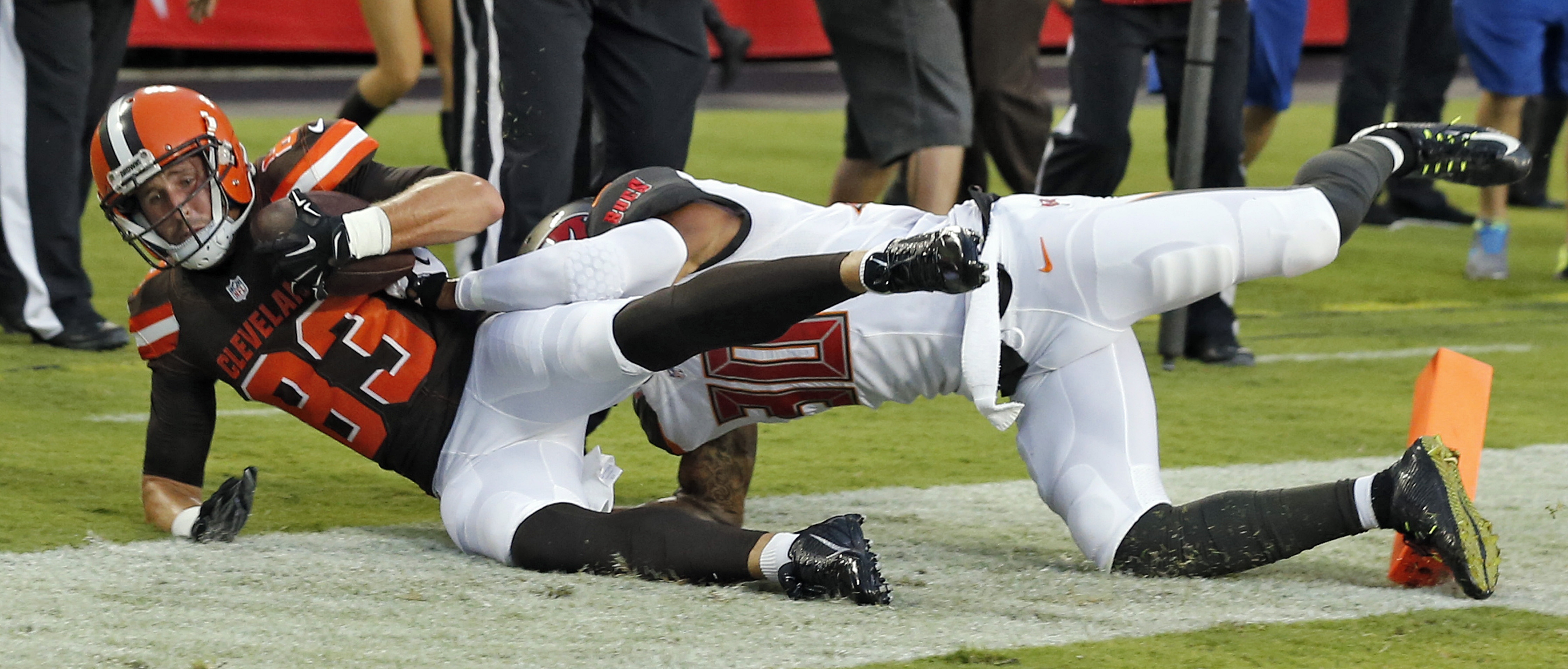 McCown throws 2 TD passes to lead Browns over Bucs