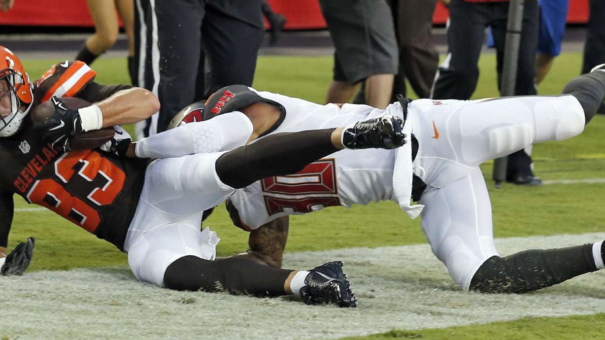 McCown throws 2 TD passes to lead Browns over Bucs