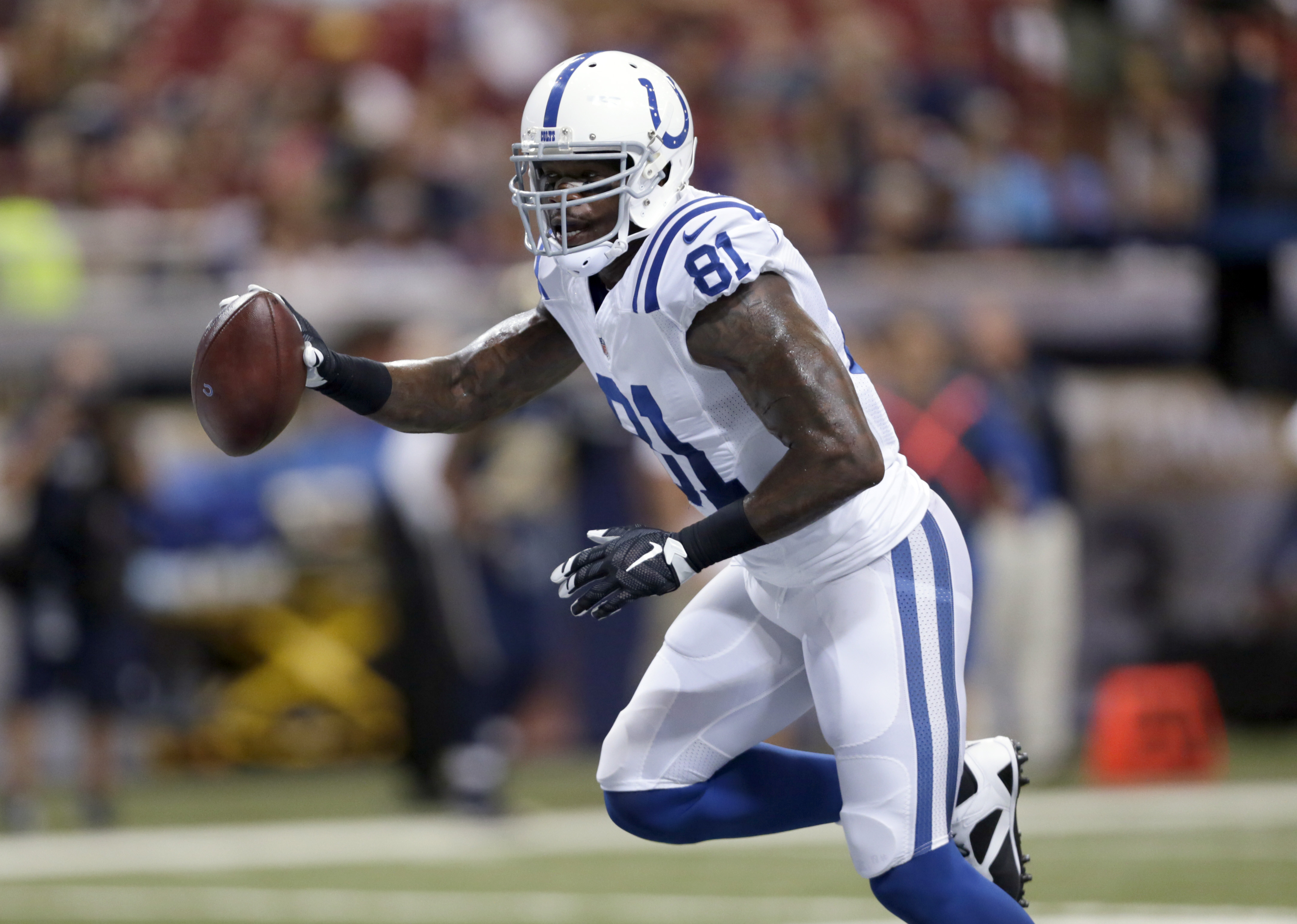 Luck gets first TD pass of preseason, Colts beat Rams 24-14