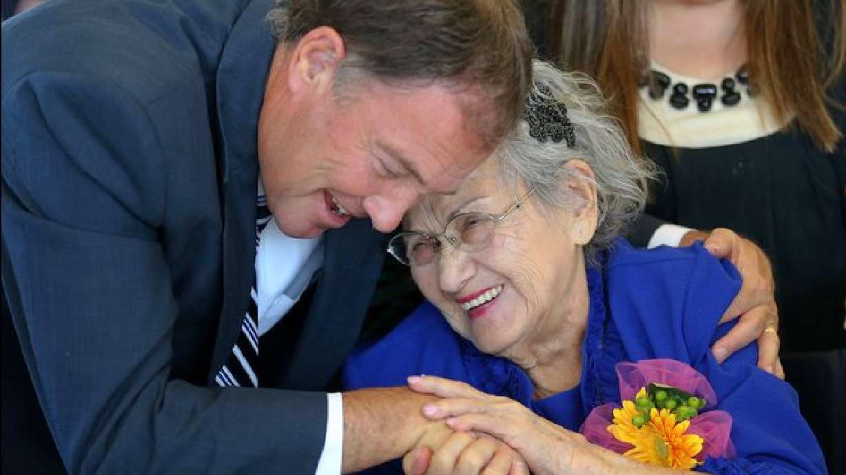 Gob. De UT celebra a los habitantes de 100 y más años de edad en una fiesta sin igual