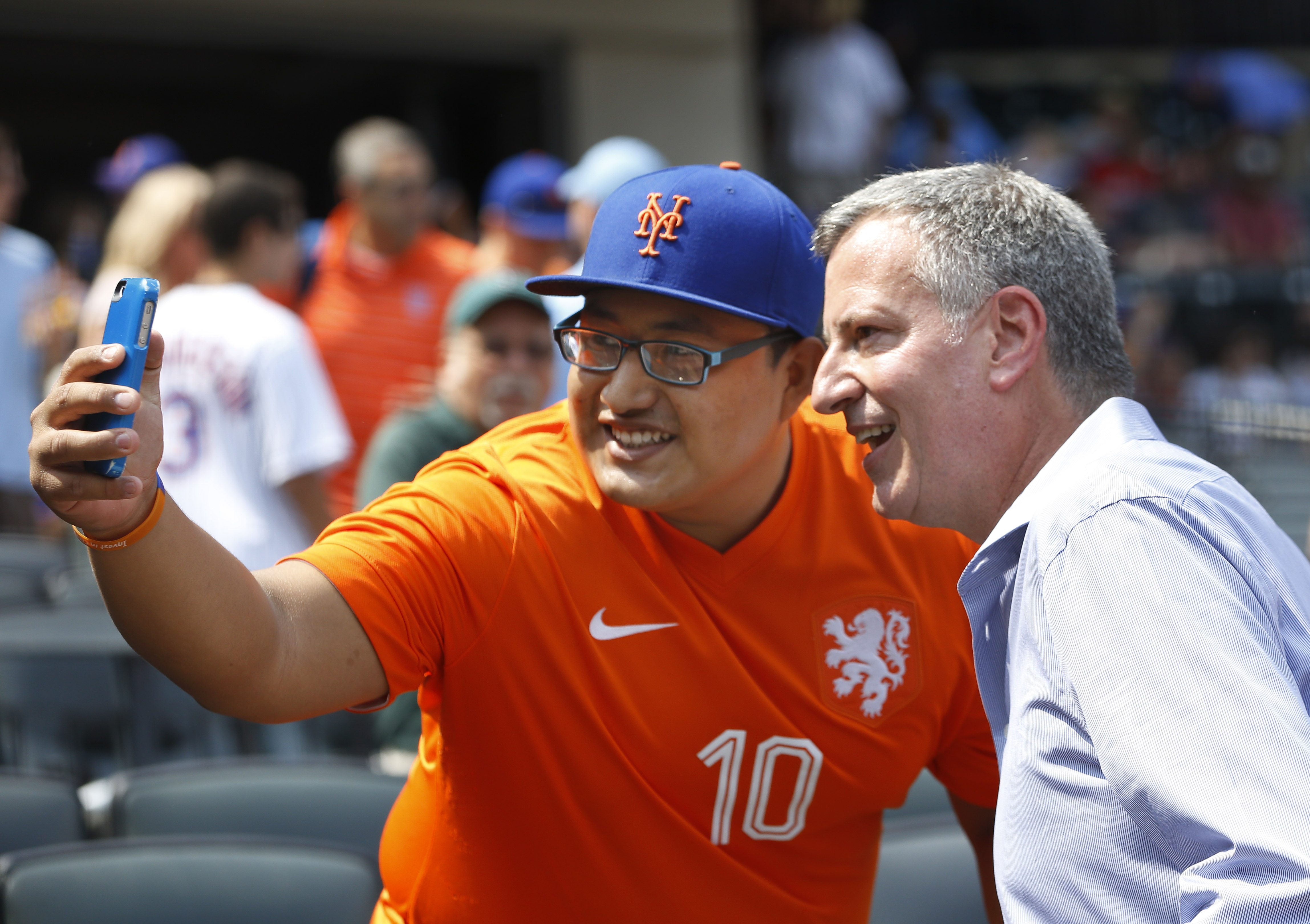 NYC's first fan: A ballgame with Mayor Bill de Blasio