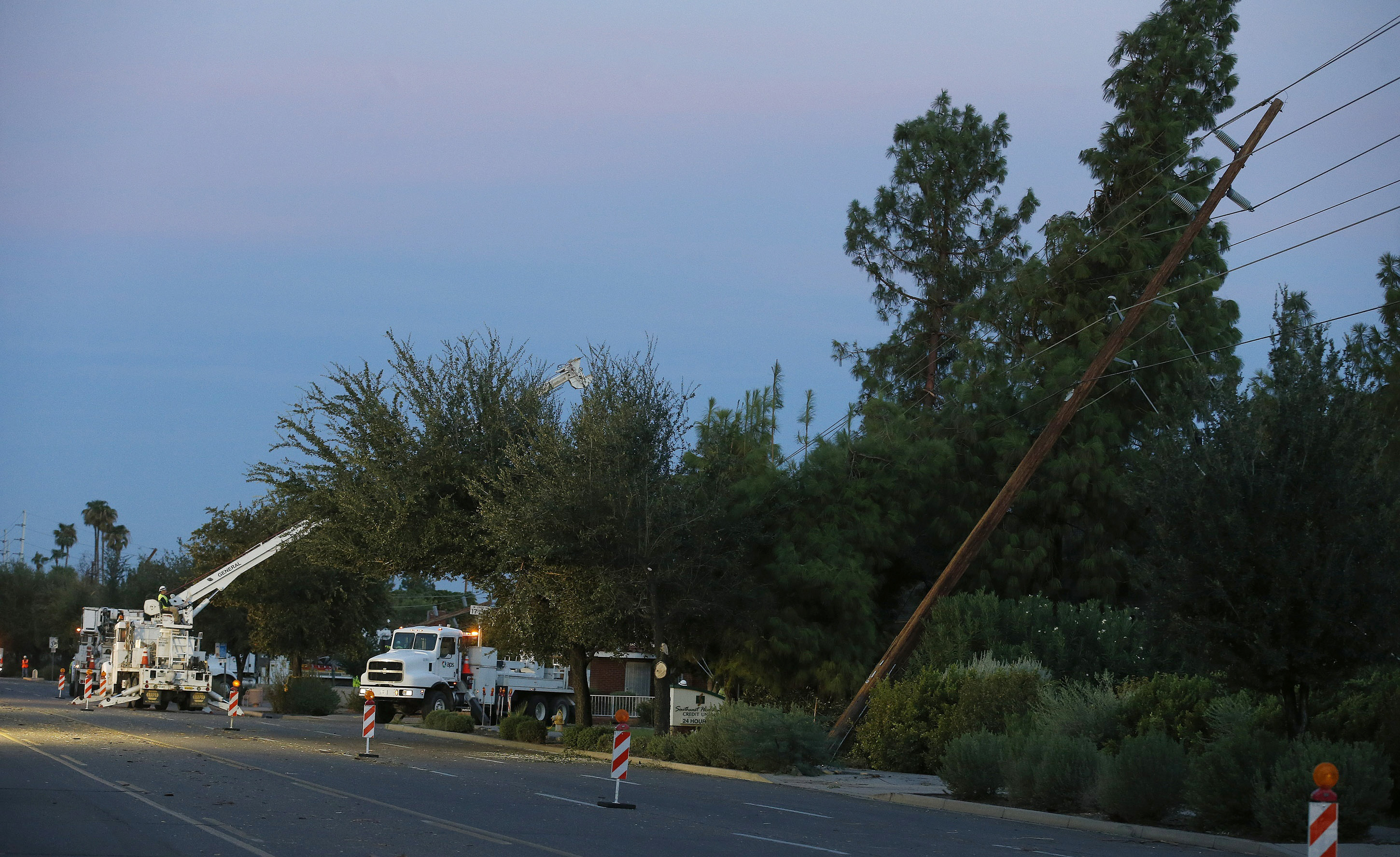 Thousands without power as Phoenix recovers from big storm