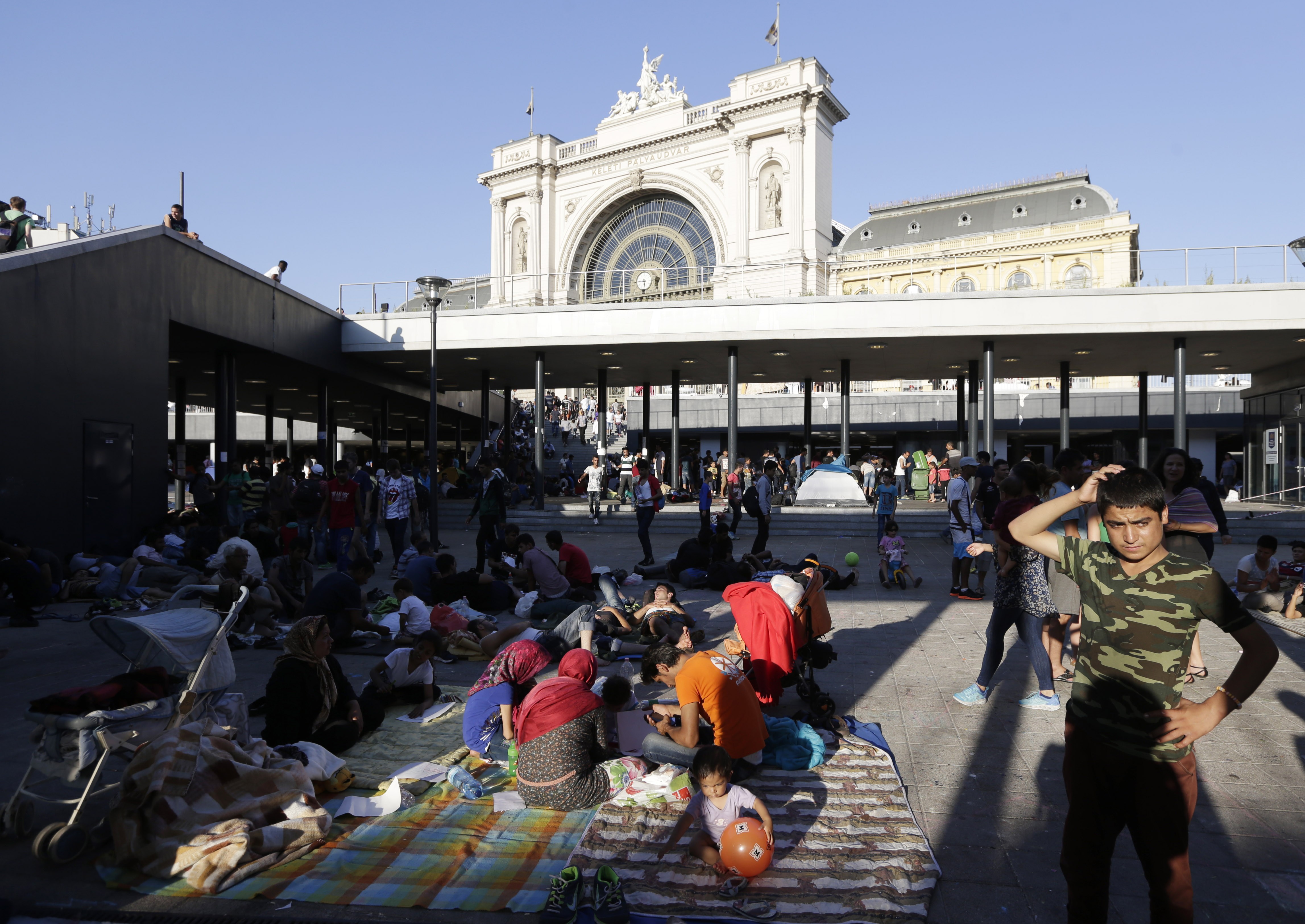 Migrant tempers fray as Hungary blocks trains for 2nd day