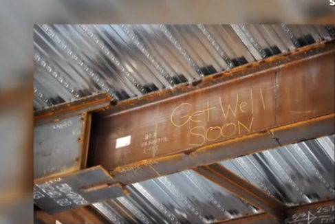 Constructores graban mensaje para pequeña con cáncer que los mira desde una ventana