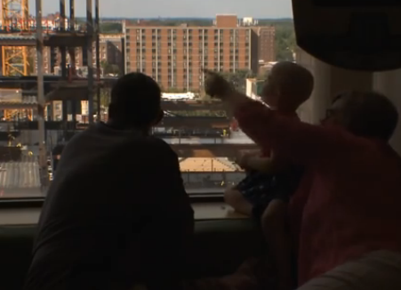 Constructores graban mensaje para pequeña con cáncer que los mira desde una ventana