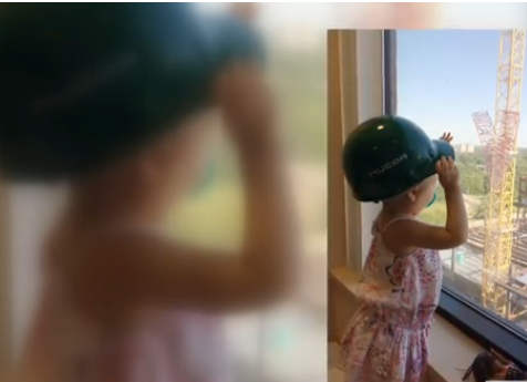 Constructores graban mensaje para pequeña con cáncer que los mira desde una ventana