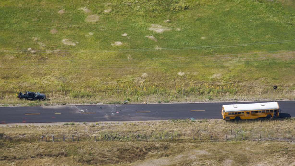 Identifican víctimas fatales de choque entre bus escolar y camioneta en UT