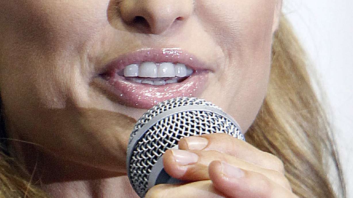 Polish fireman returns huge diamond ring to Paris Hilton