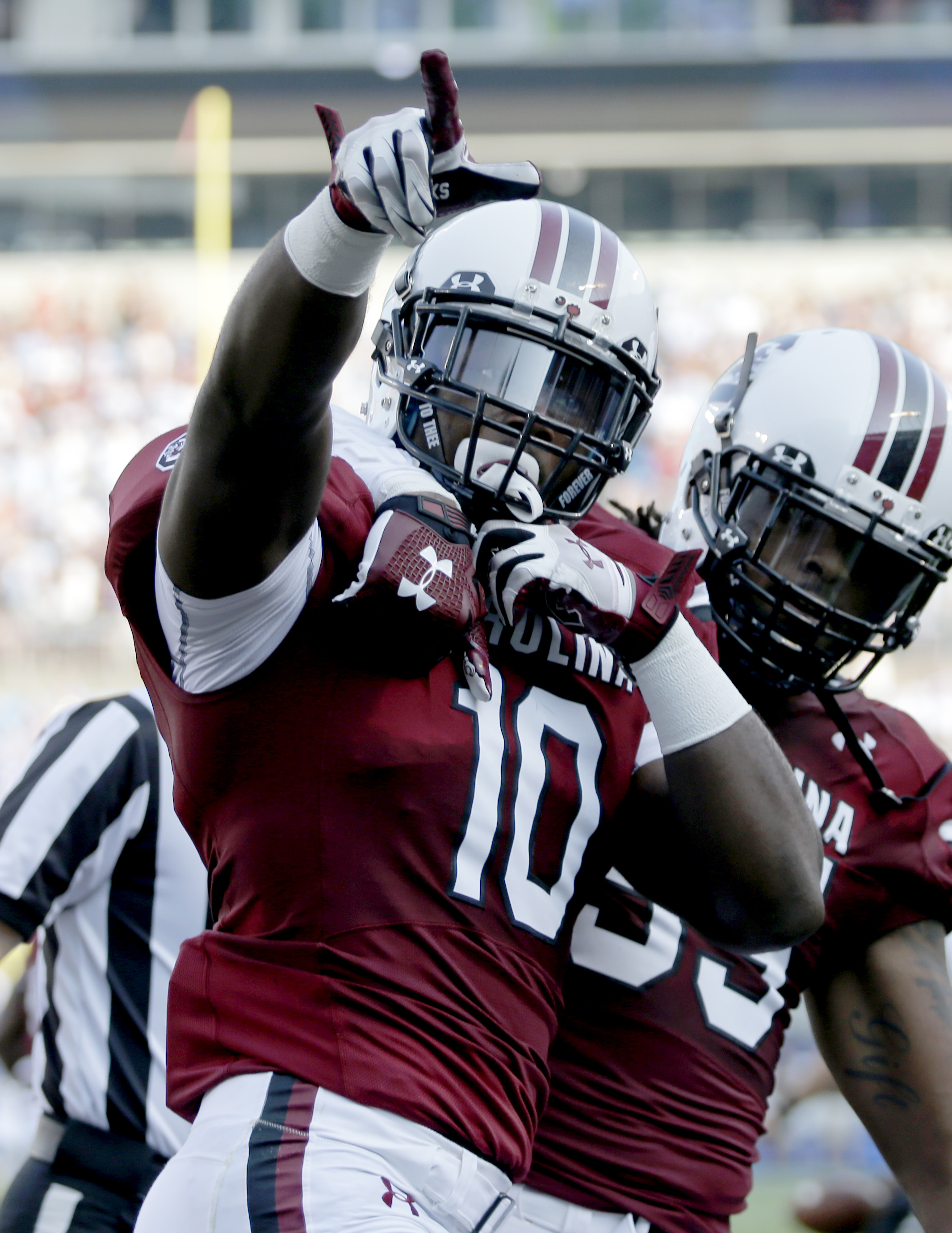 Moore's 2 INTs lift Gamecocks past Tar Heels 17-13