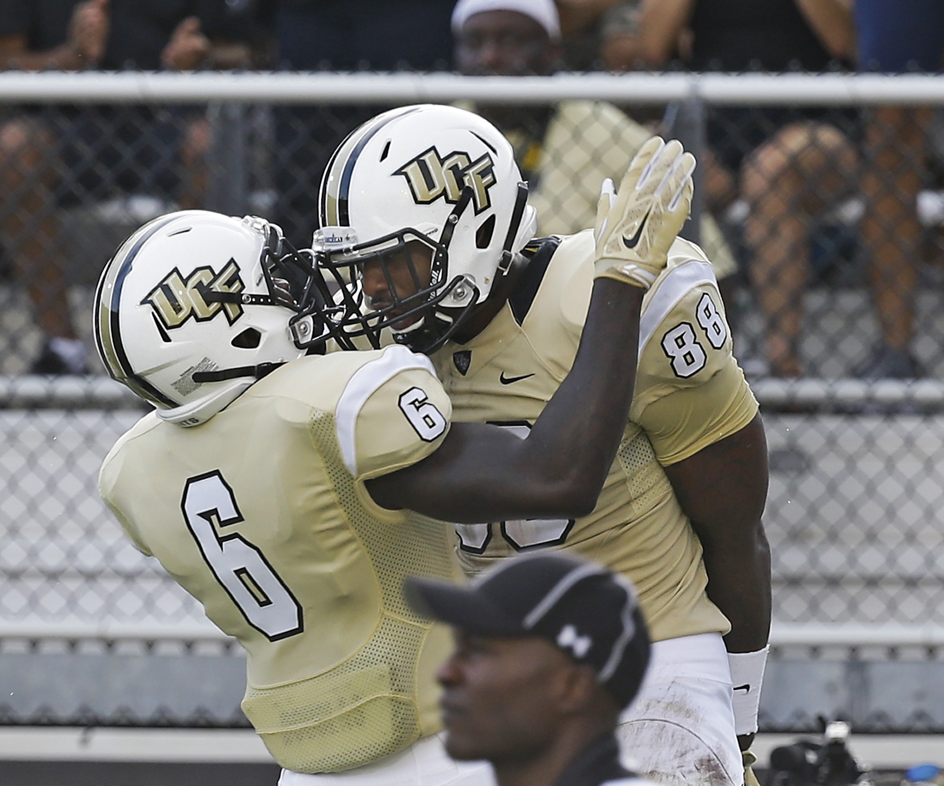 Florida International blocks late FG try to edge UCF 15-14
