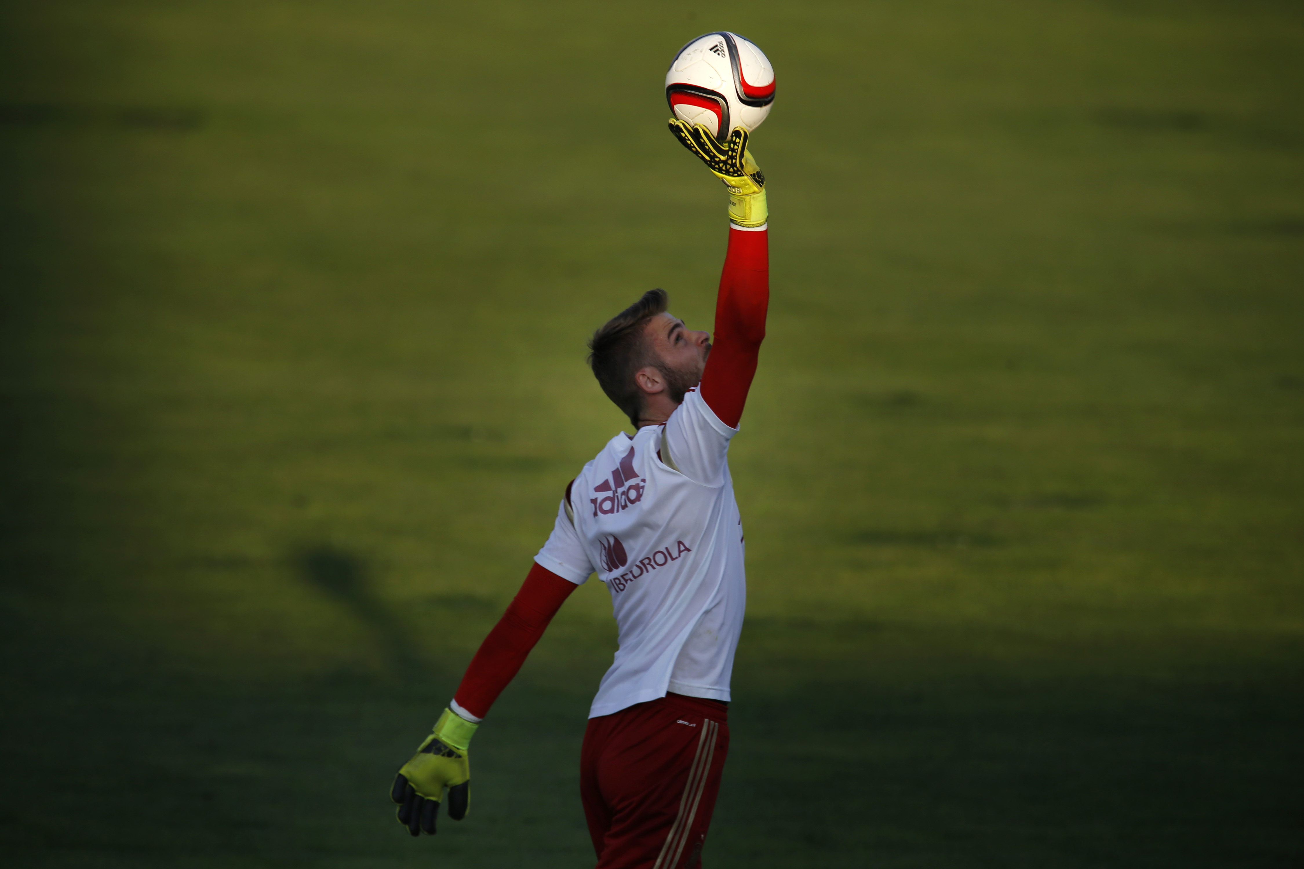 Man United says Madrid 'clumsiness' at fault in De Gea spat