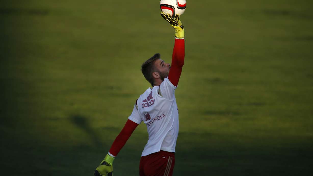 Man United says Madrid 'clumsiness' at fault in De Gea spat