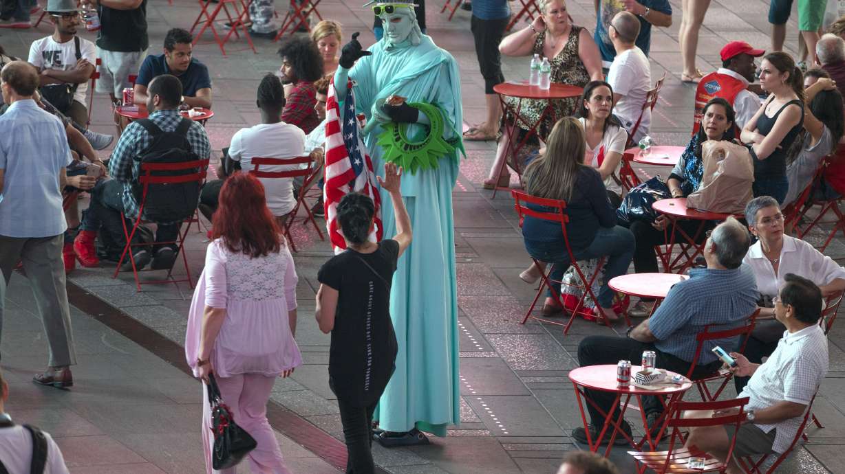 Plainclothes cops keep eye out for Times Square hustlers