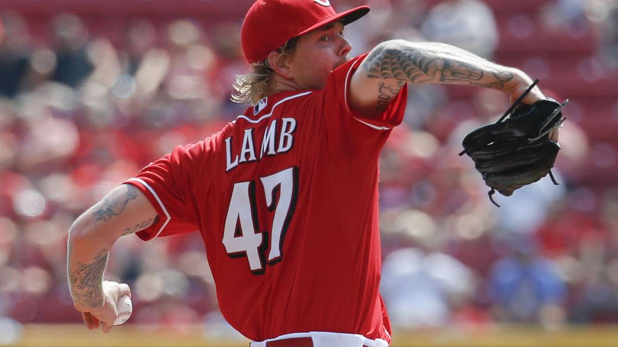 Herrera HR in 8th, Brewers beat Reds in day-night opener