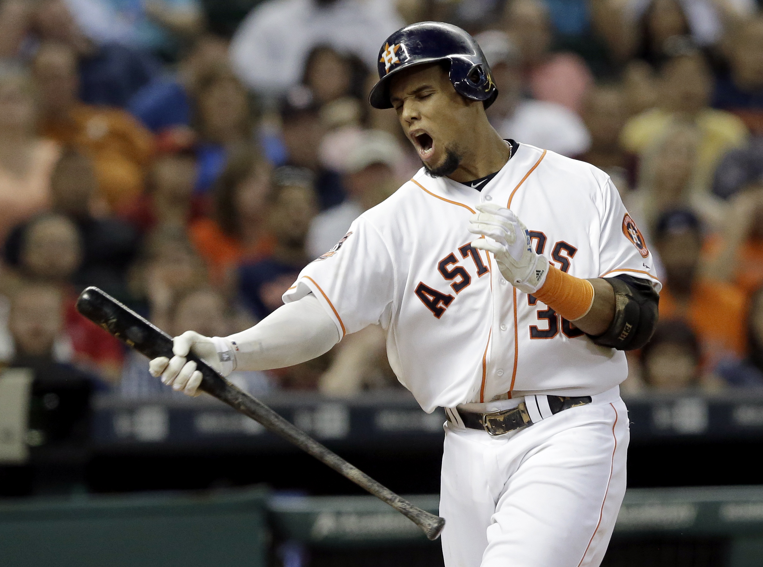 Rosario's 2-run triple in 9th lifts Twins past Astros, 3-2