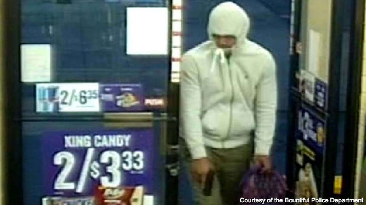Policía busca a hombre que robó a padre e hijo en su garaje a punta de pistola en Bountiful
