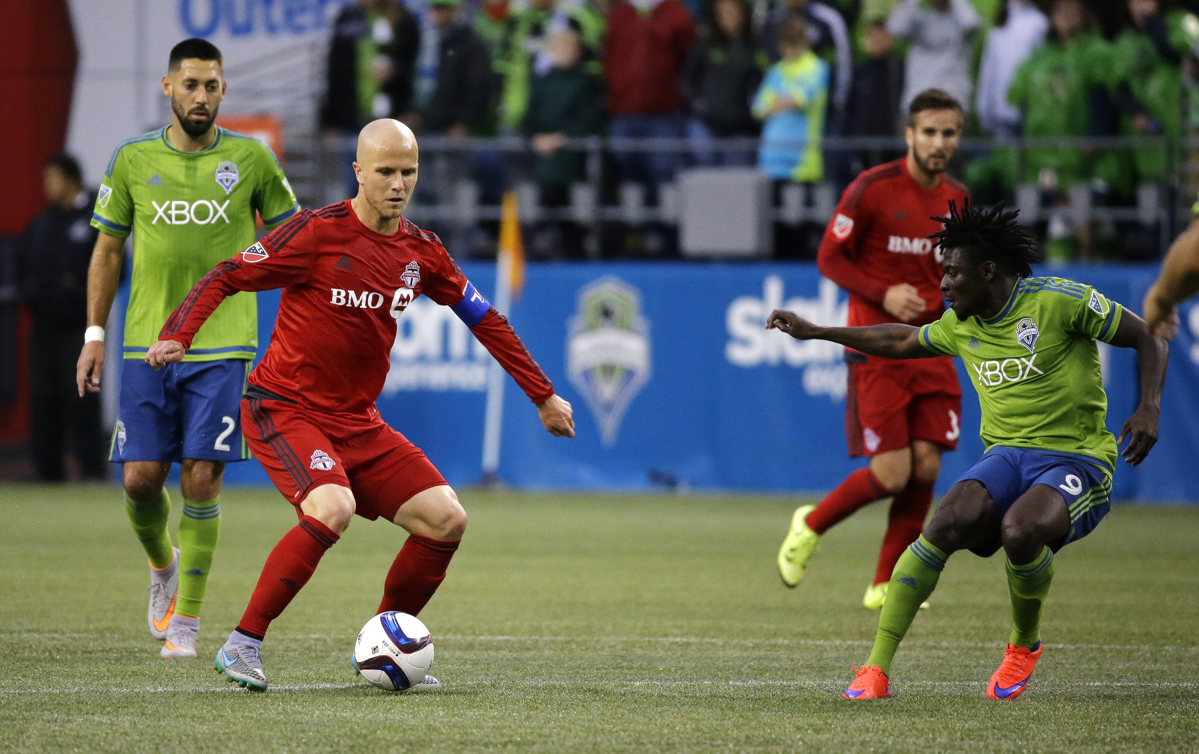 Martins, Dempsey lead Seattle past Toronto 2-1