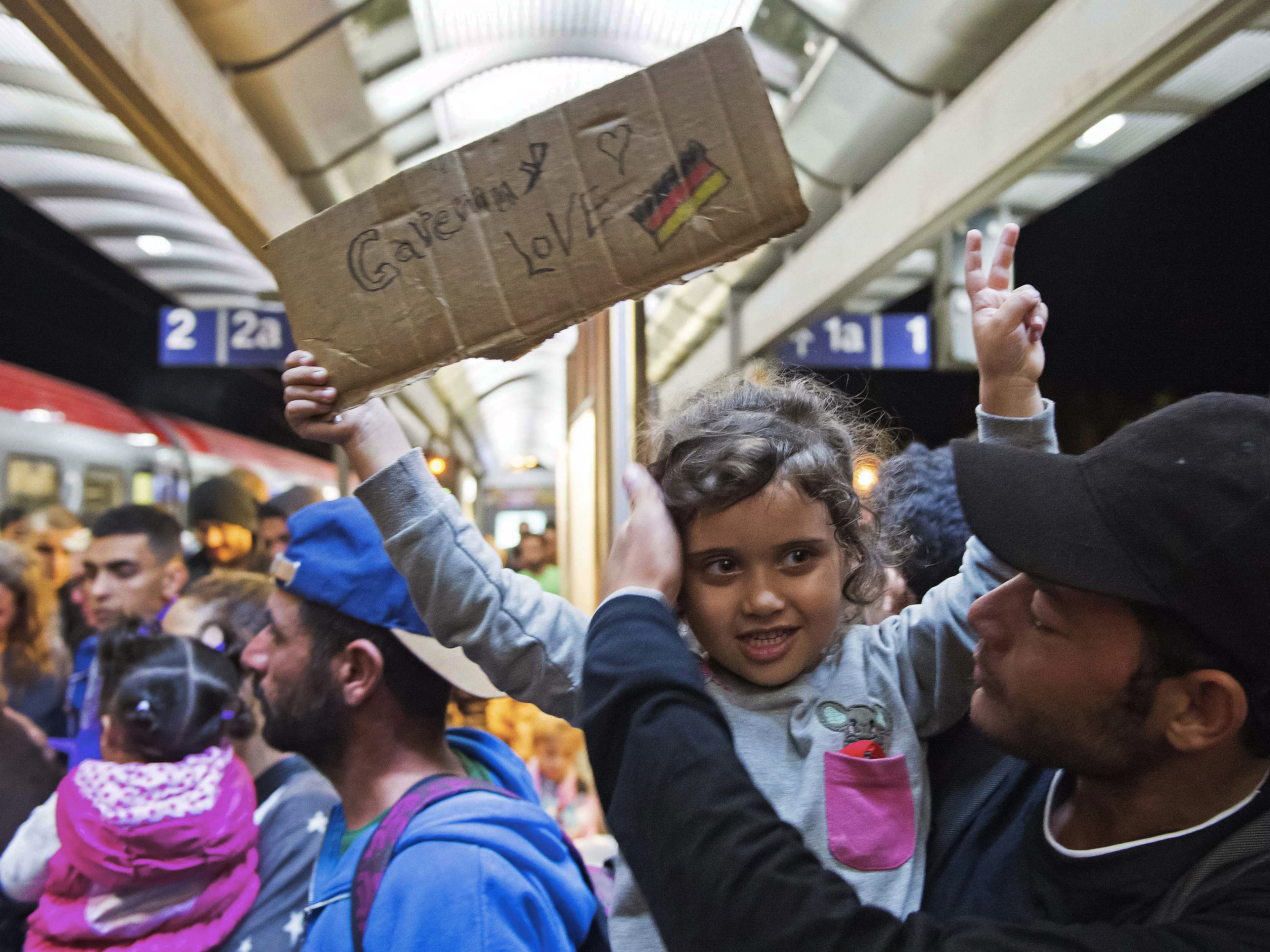 Hundreds surge past police near Hungary border, march north