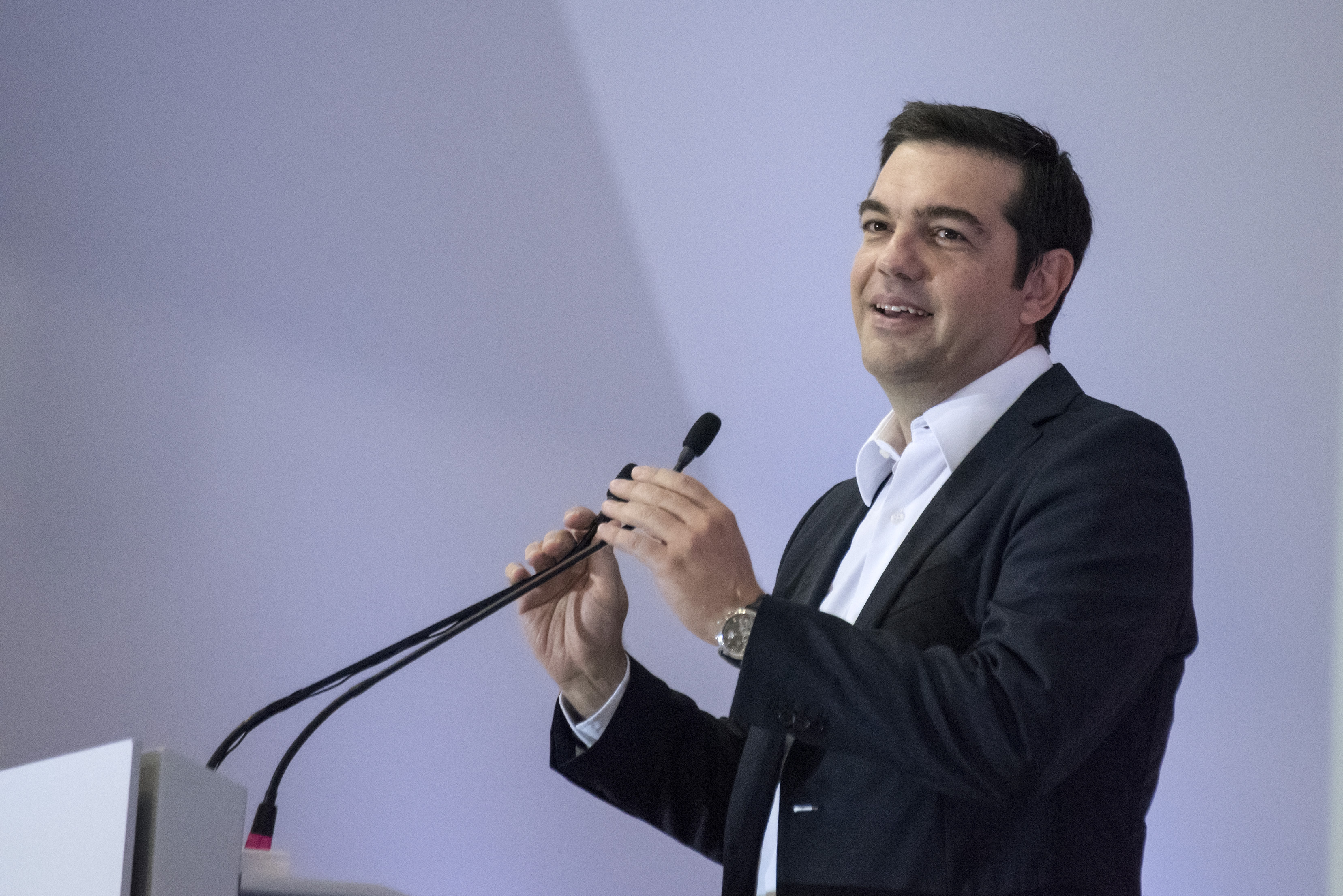 Tsipras warns Greeks against return to 'corrupt' past