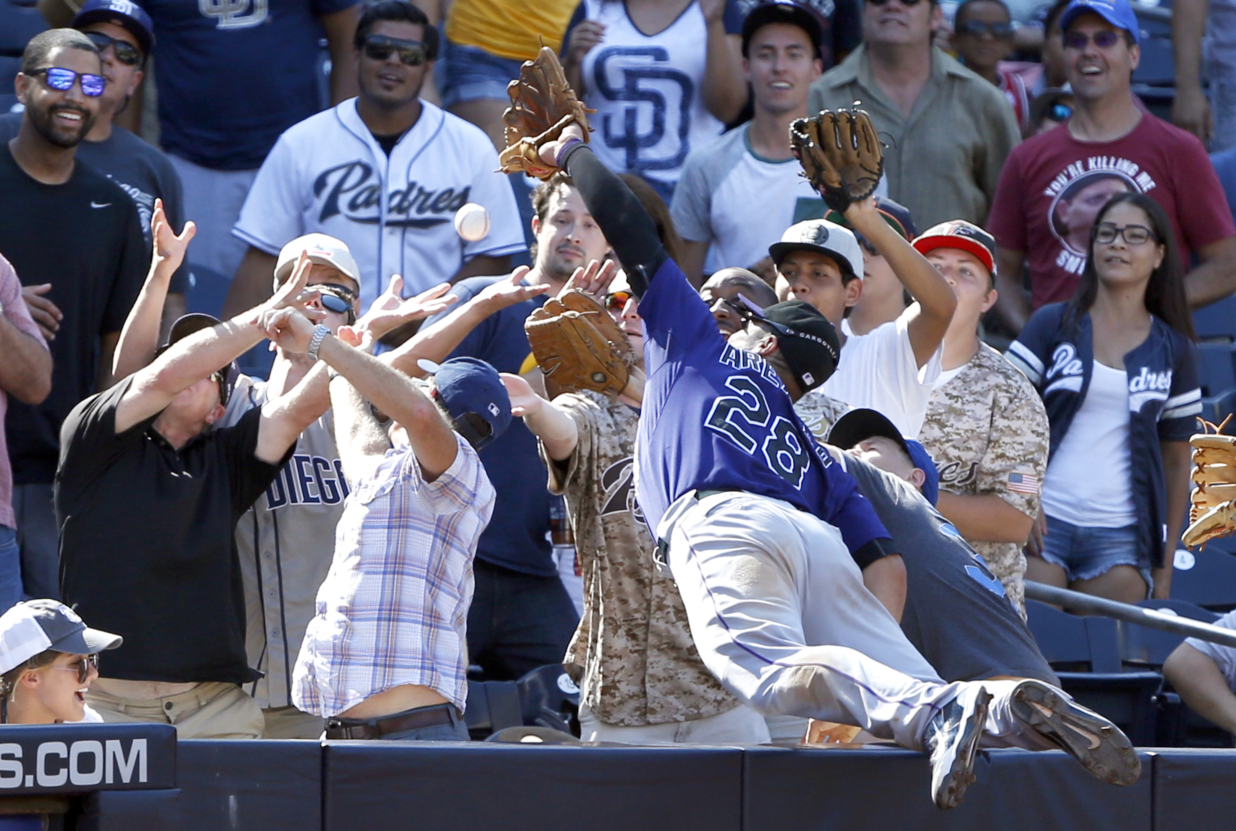 Rockies' Arenado exits with chest contusion