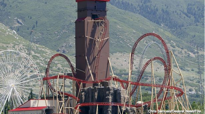 Activistas protestando en contra del trato de los animales en Lagoon ejecutan demandan
