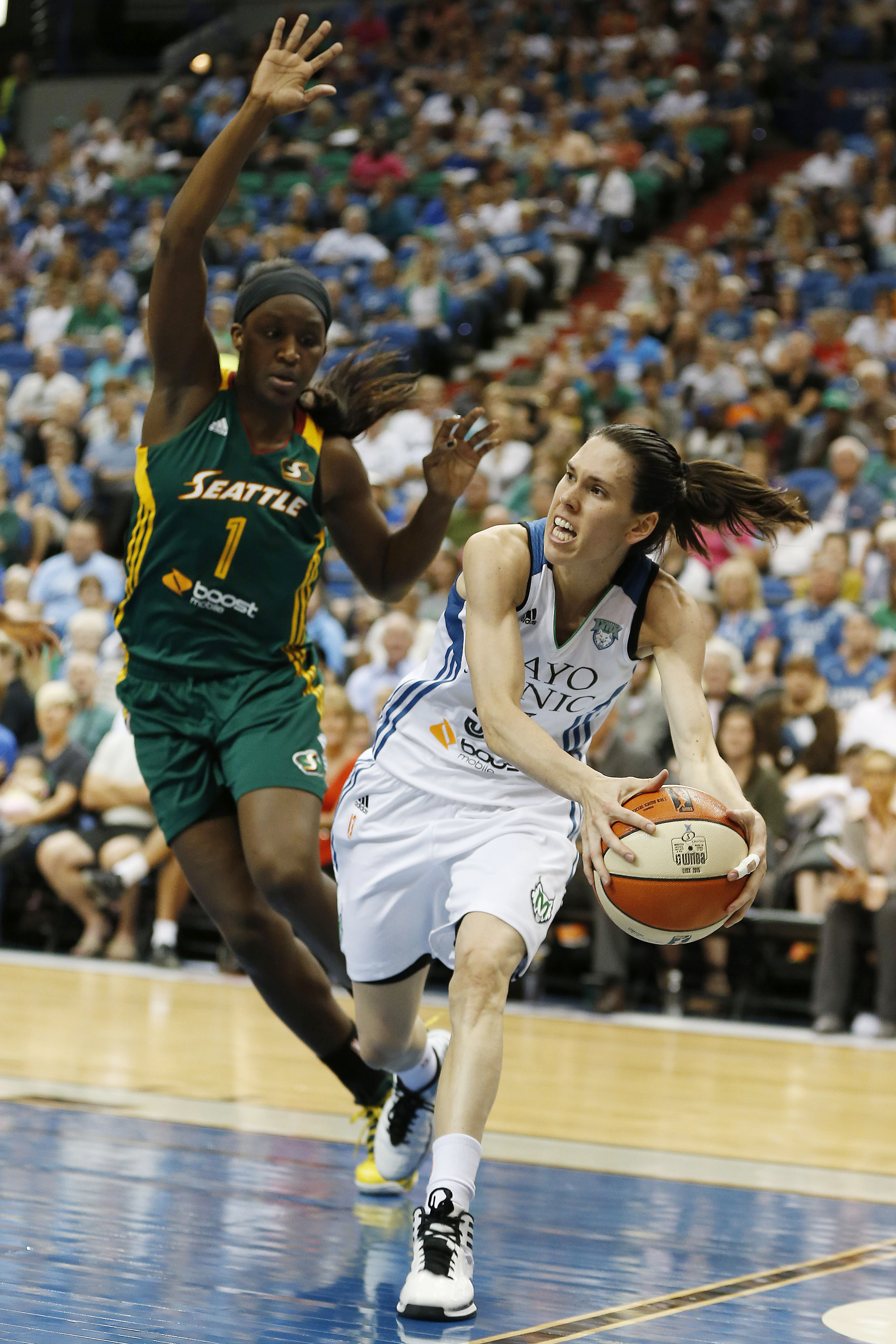 Moore scores 20, Lynx clinch West's top playoff spot