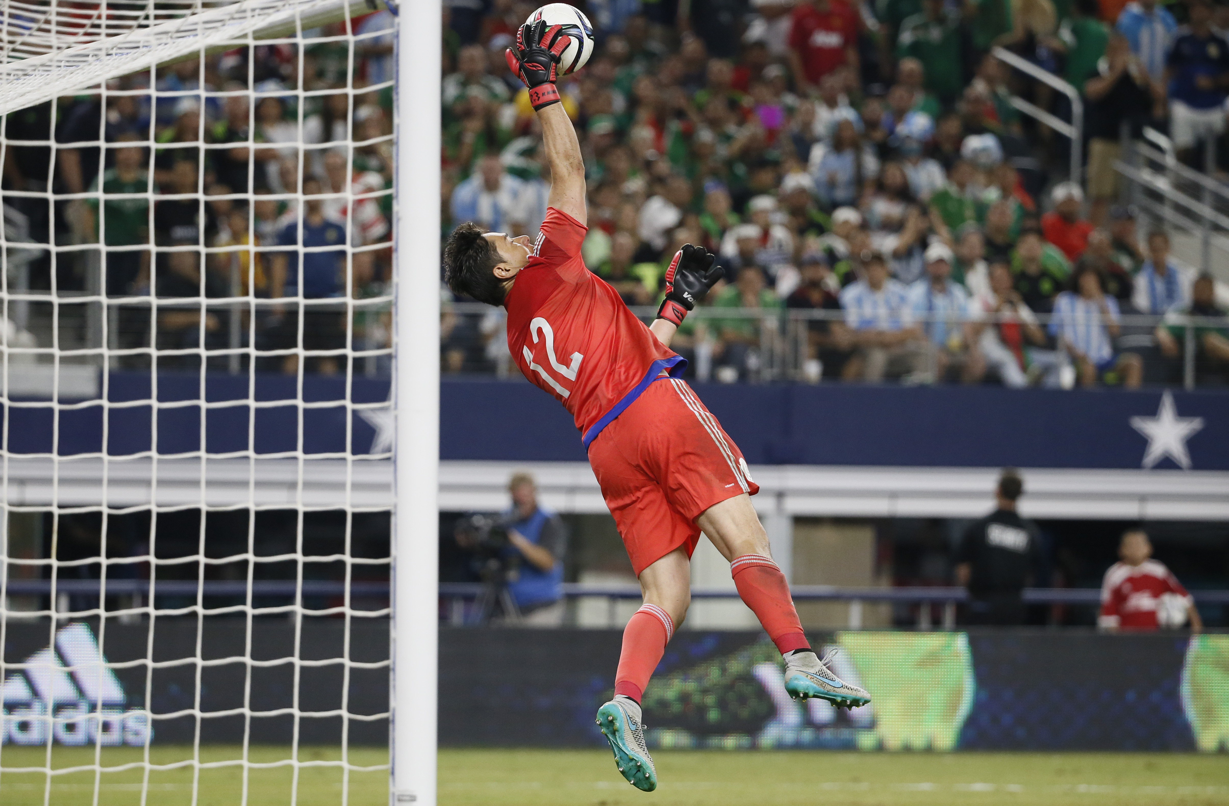 Messi's volley gives Argentina 2-2 tie vs Mexico