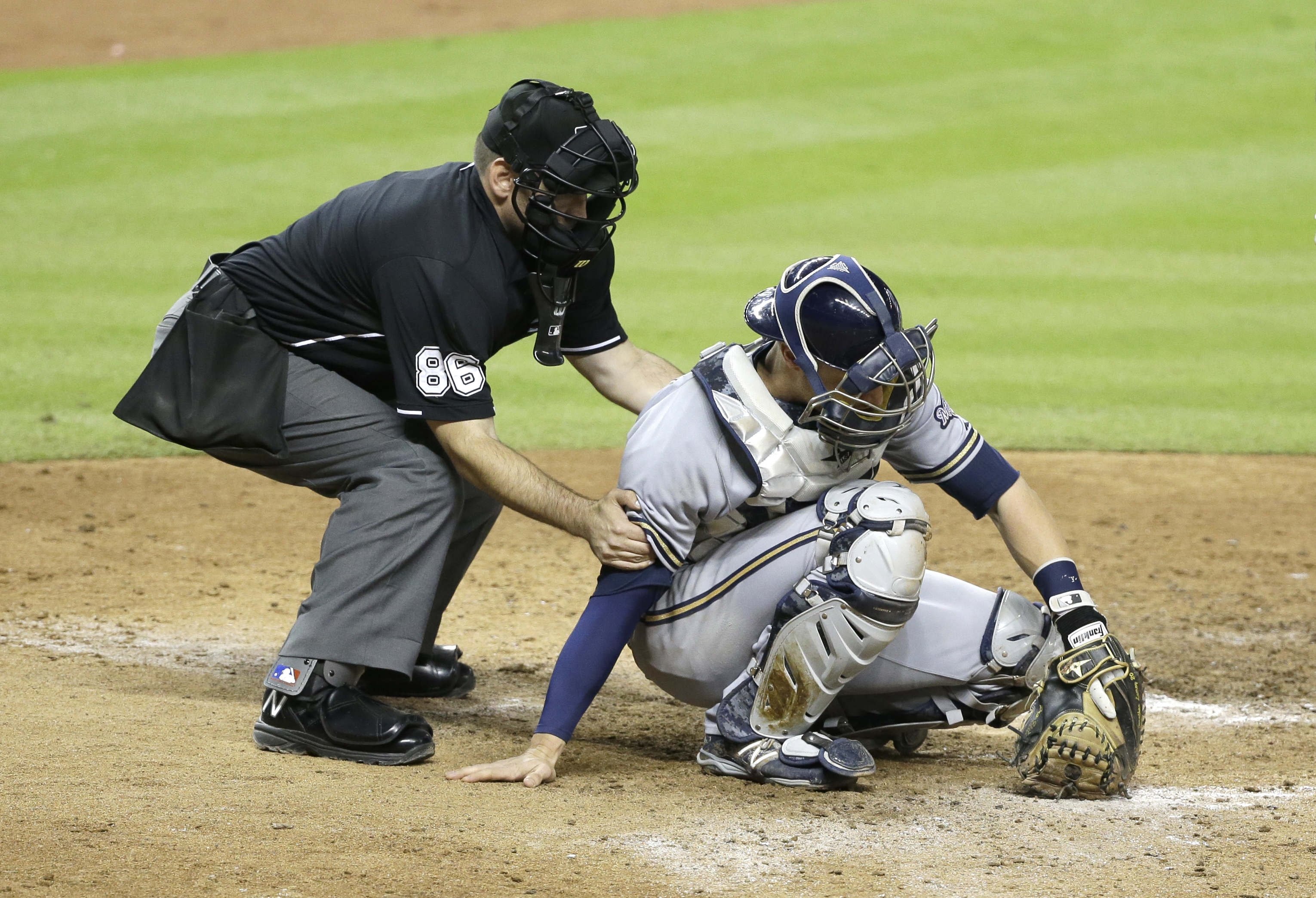Brewers catcher Lucroy sidelined by mild concussion