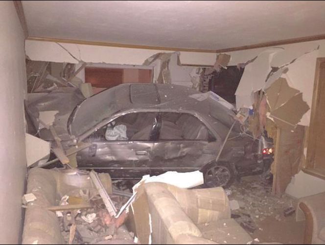 Auto robado se estrella contra casa en UT tras persecución policial 