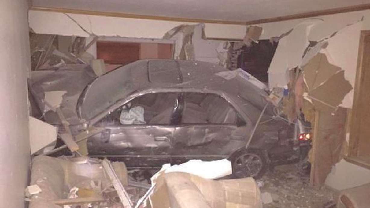 Auto robado se estrella contra casa en UT tras persecución policial