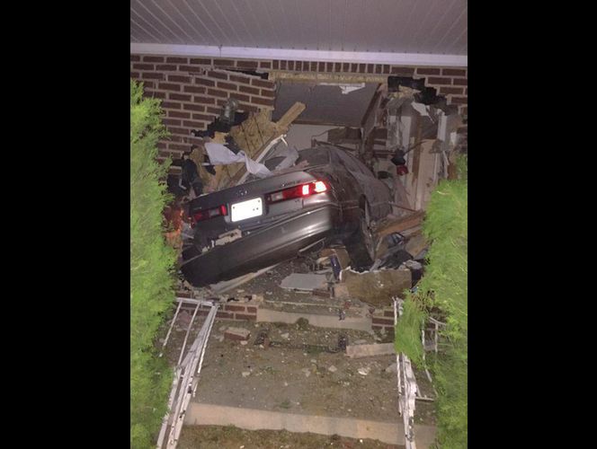 Auto robado se estrella contra casa en UT tras persecución policial 