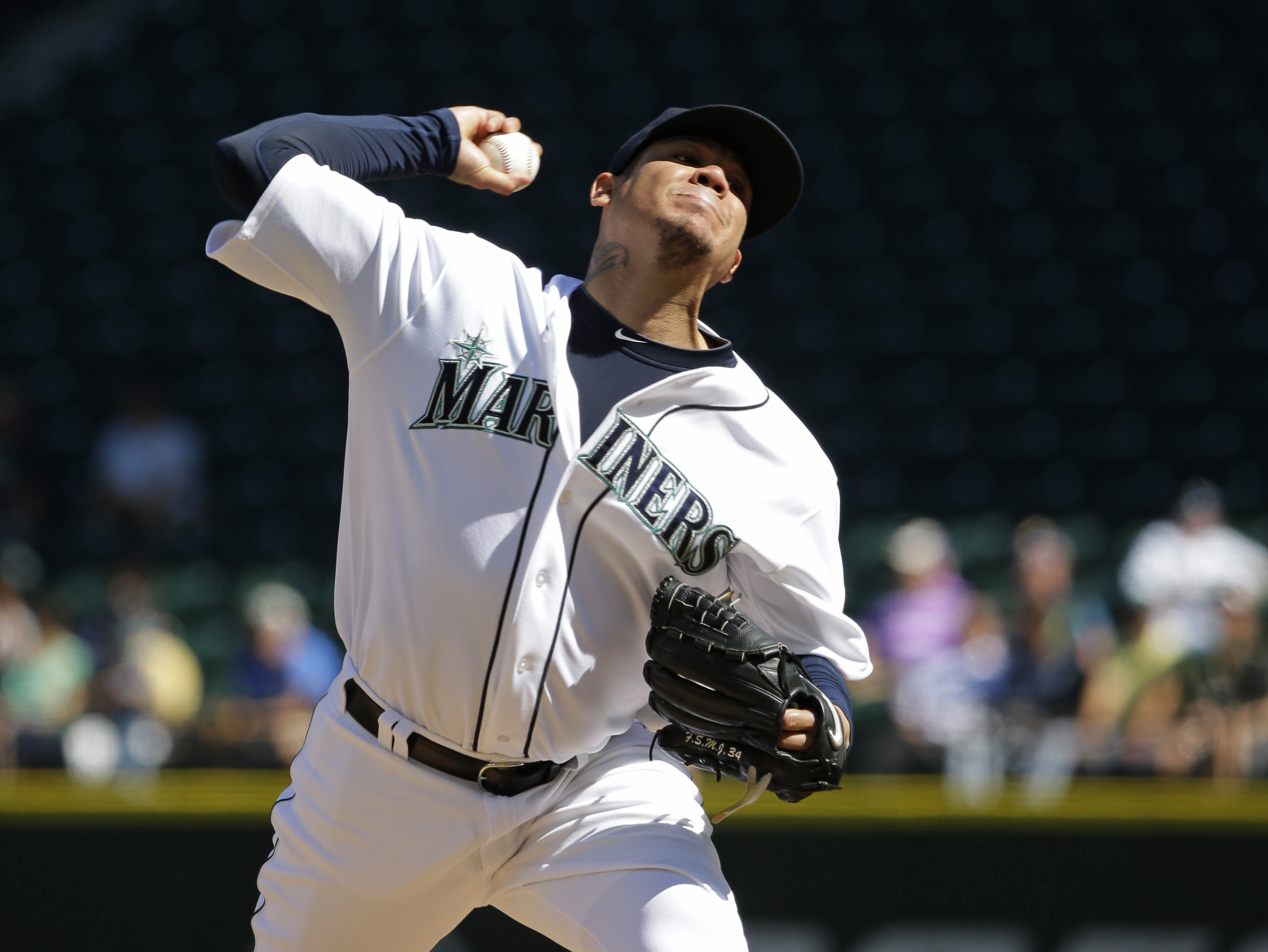Cruz hits 40th HR, Hernandez wins, Mariners top Texas