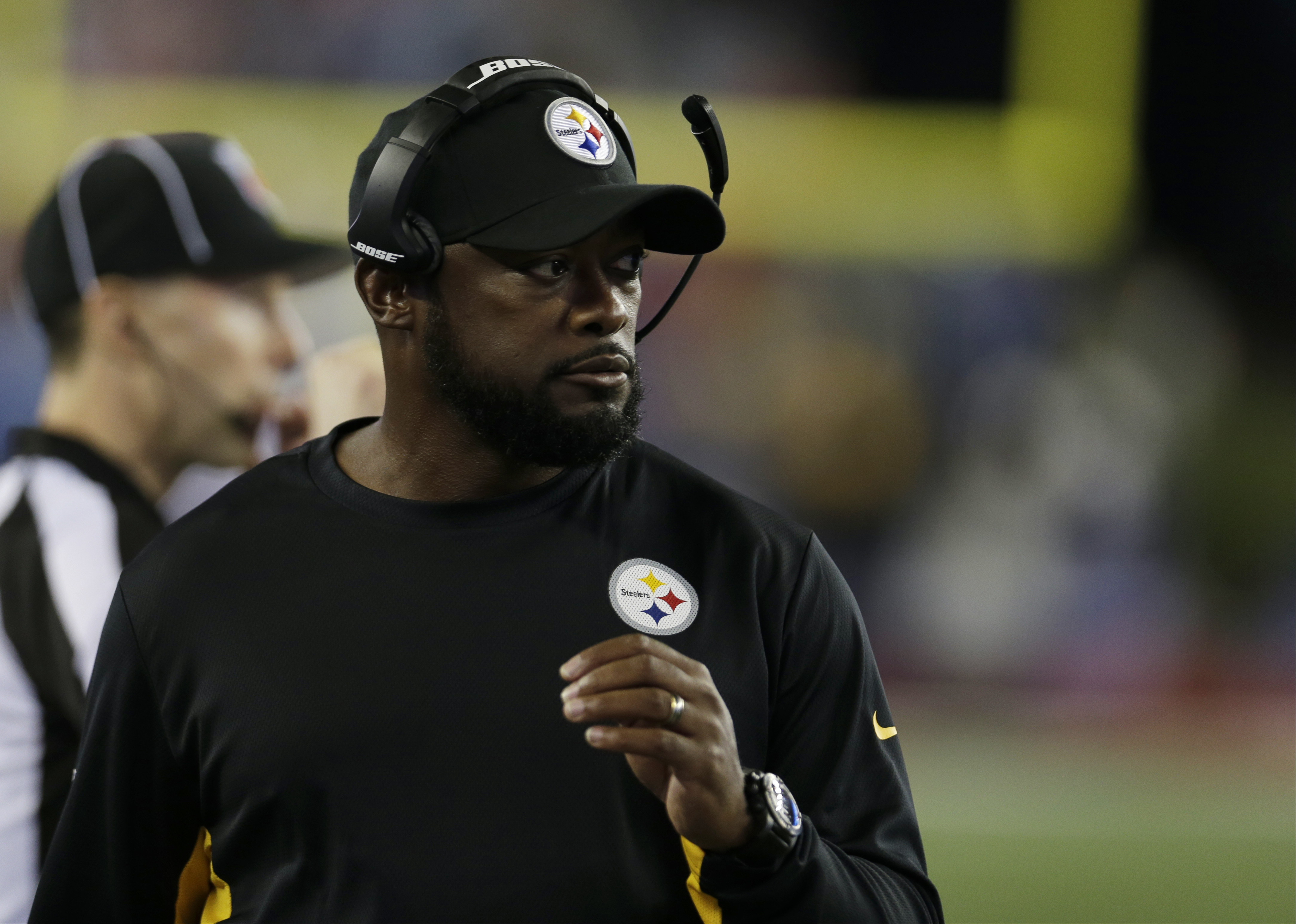 NFL clears Patriots of headset suspicion in opening game