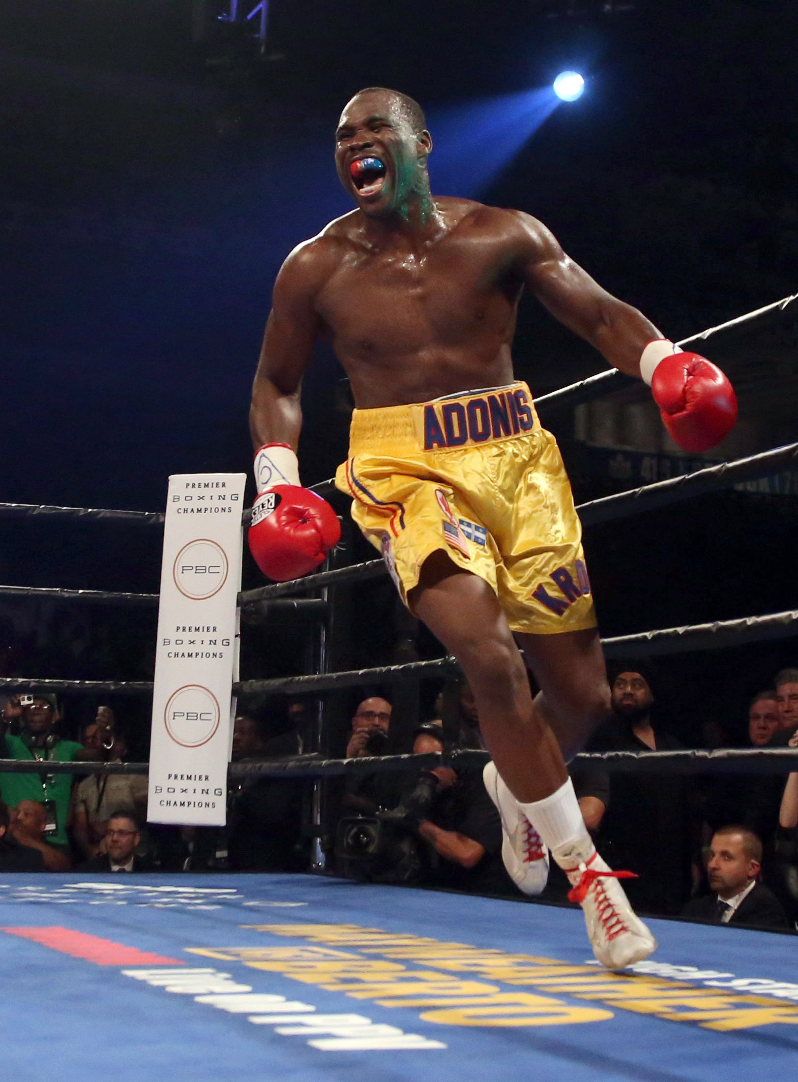 Stevenson stops Karpency in 3rd round to retain WBC title