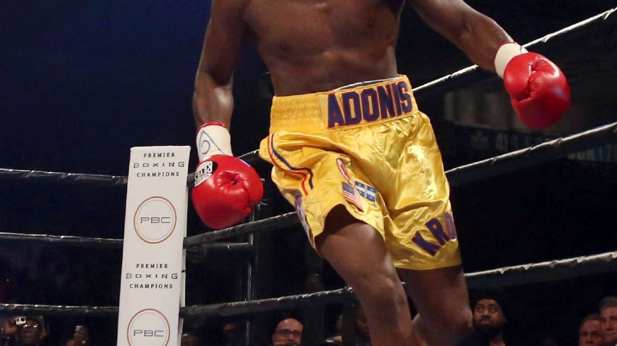 Stevenson stops Karpency in 3rd round to retain WBC title