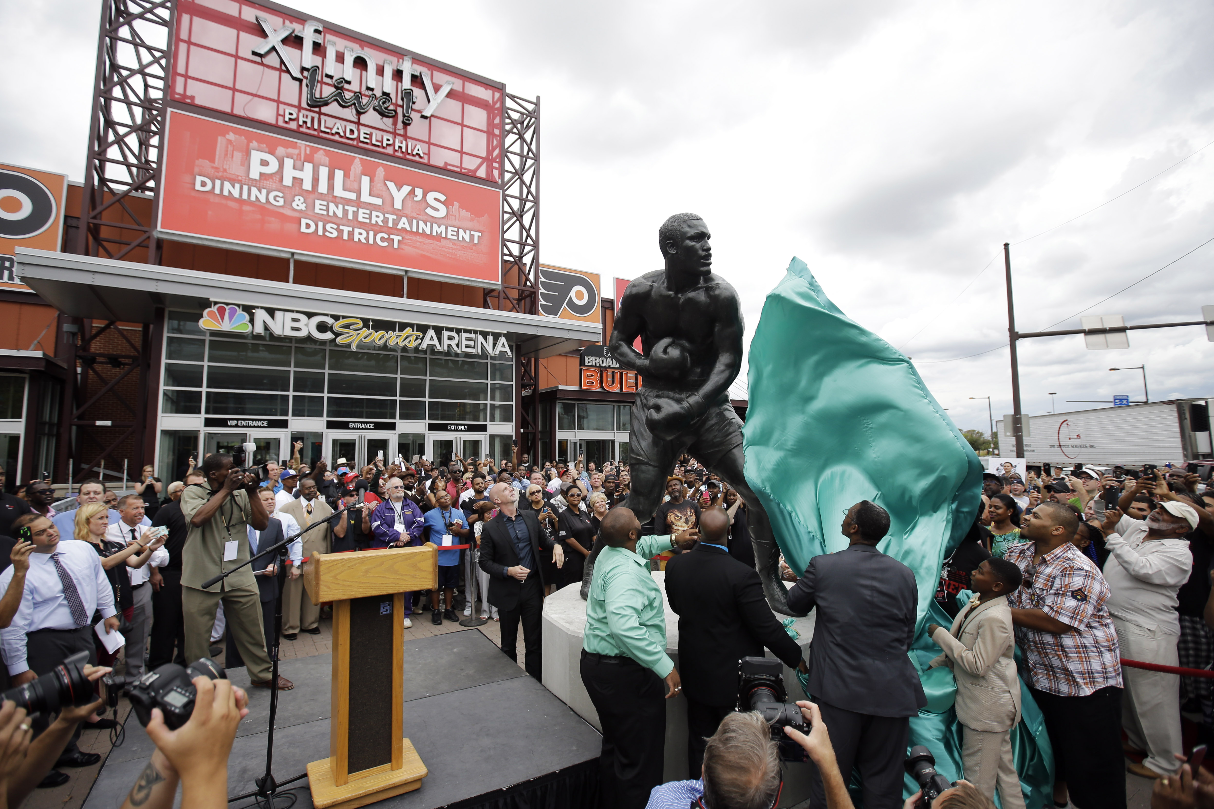 Statue honoring former heavyweight champ Frazier unveiled