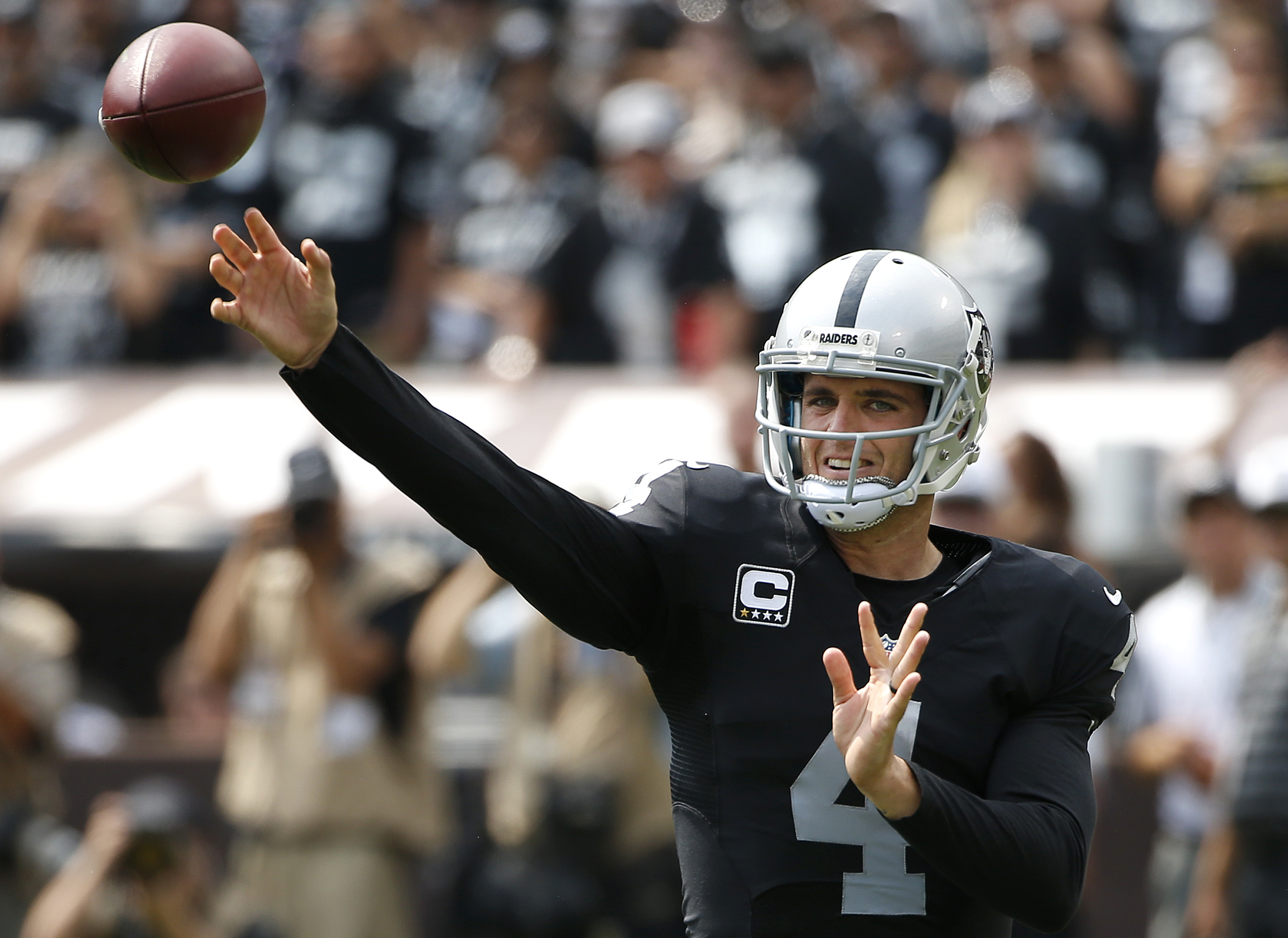 Raiders QB Derek Carr leaves with injury