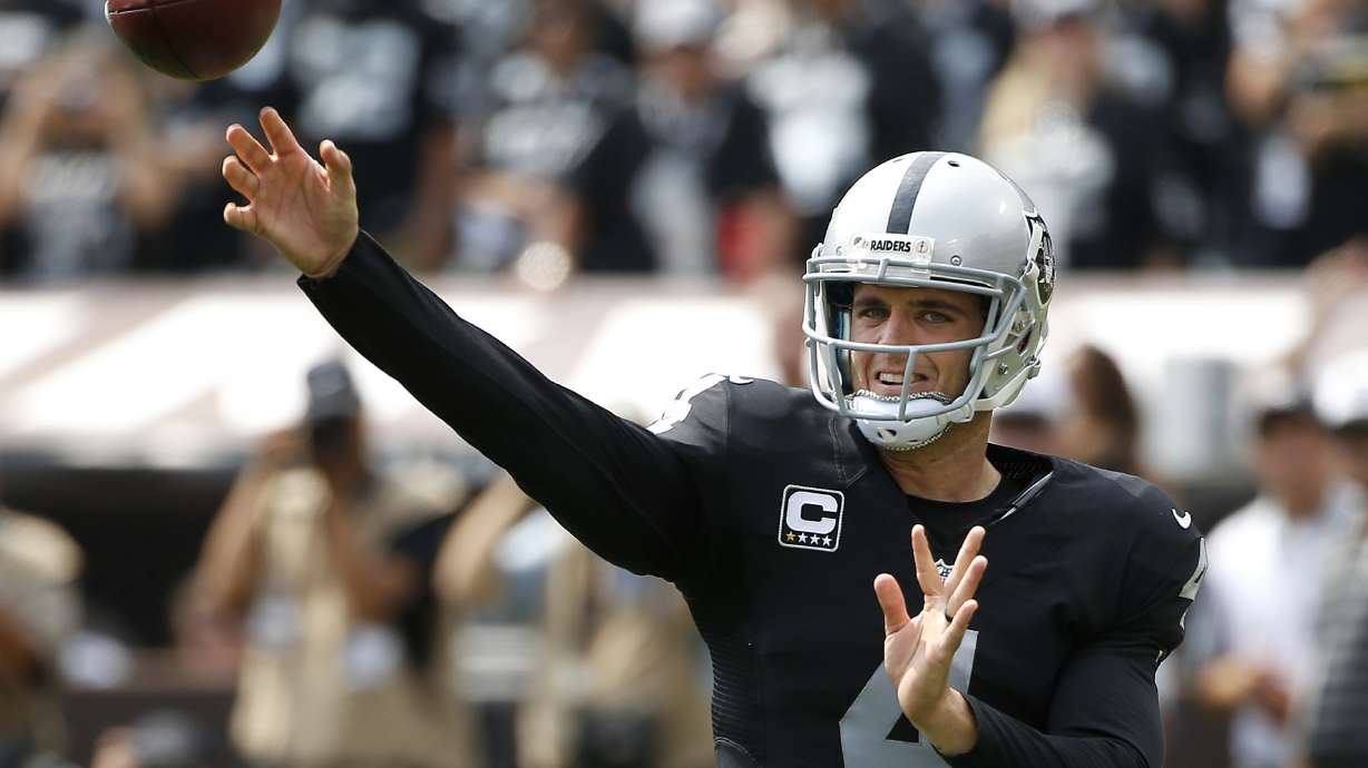 Raiders QB Derek Carr leaves with injury