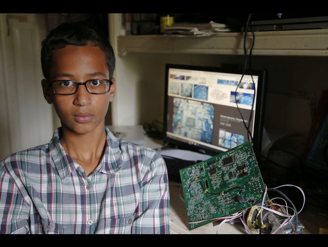 Niño musulmán es detenido por la policía por crear reloj "semejante a una bomba" en clase 