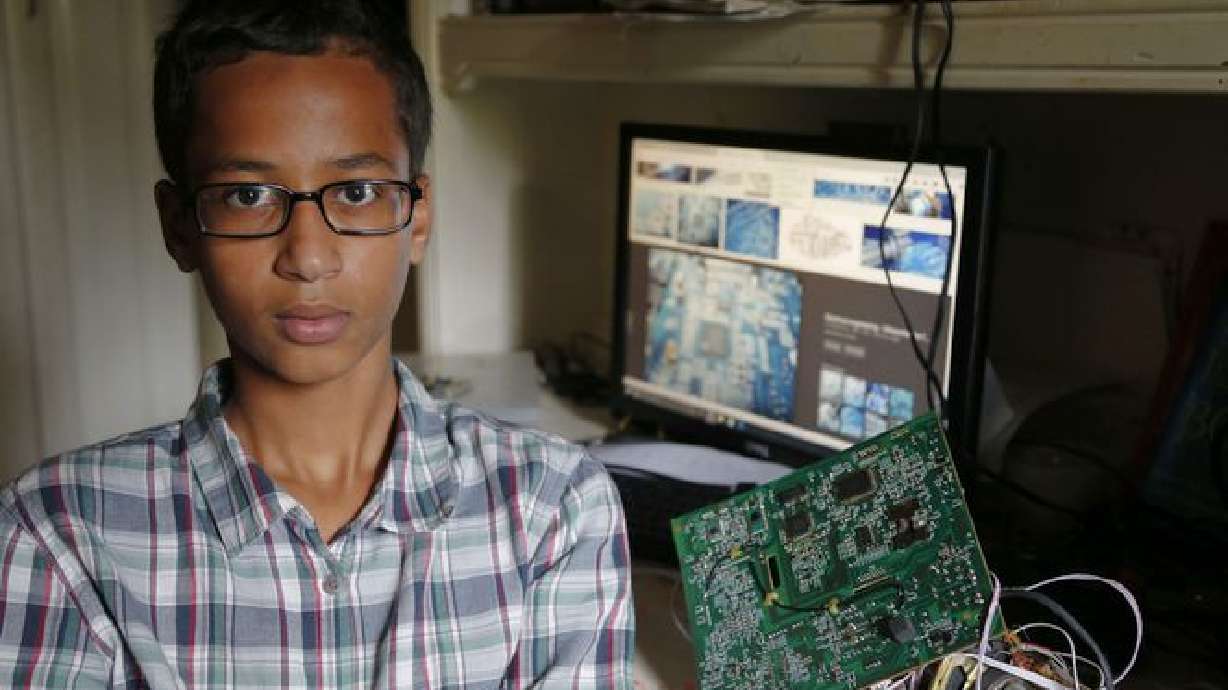 Niño musulmán es detenido por la policía por crear reloj "semejante a una bomba" en clase