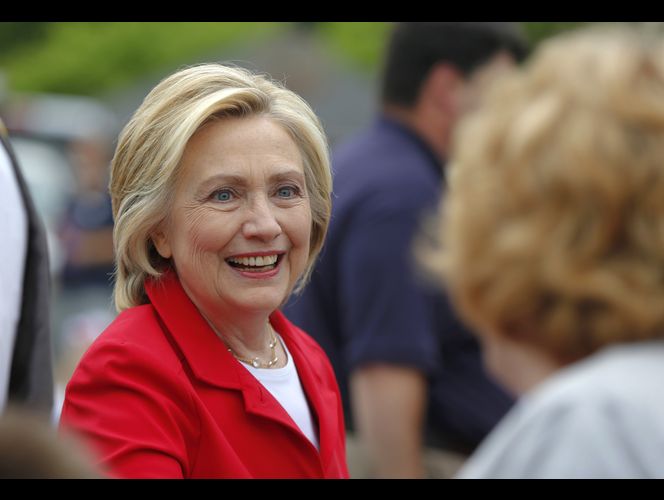 Hillary Clinton deja que Jimmy Fallon le jale el pelo