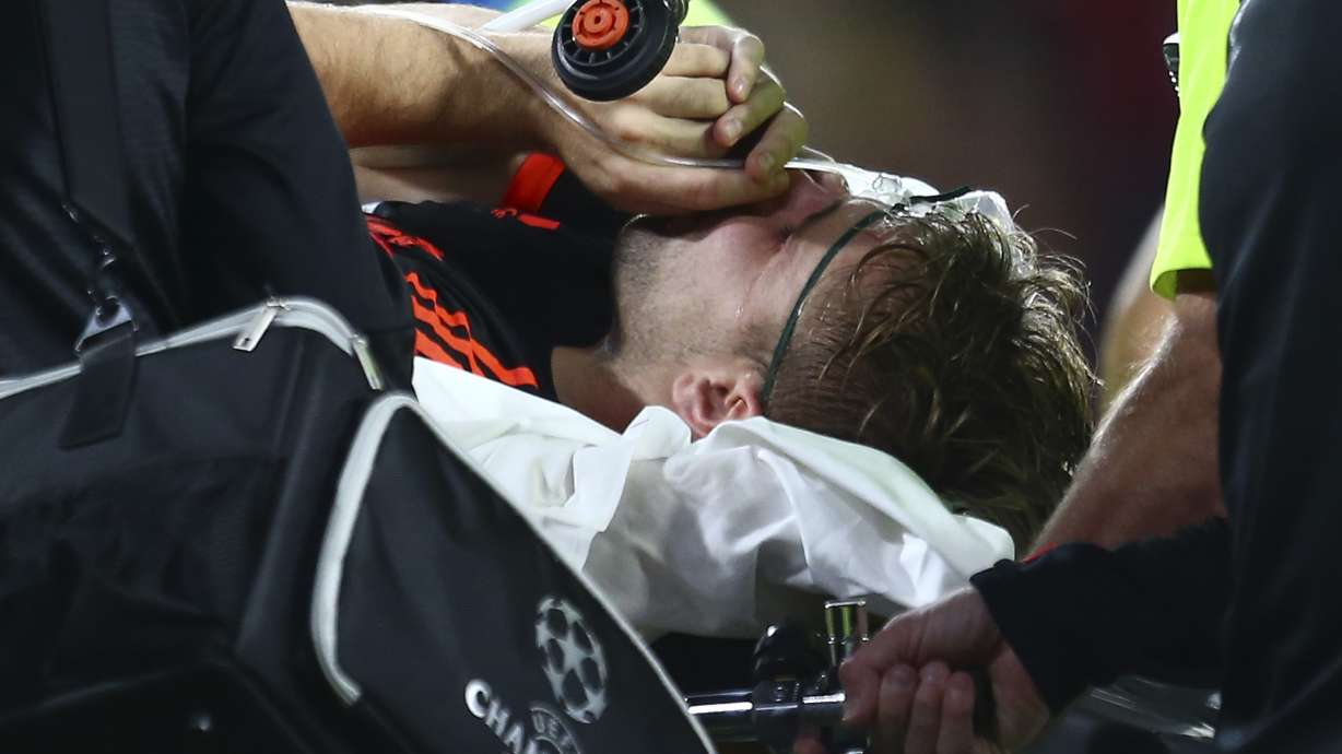 Man United's Shaw ready to fly home after breaking leg