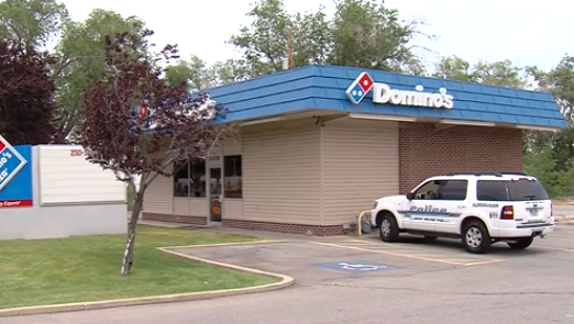 Halla 1.300 dólares en efectivo y los devuelve: pizza gratis por un año 